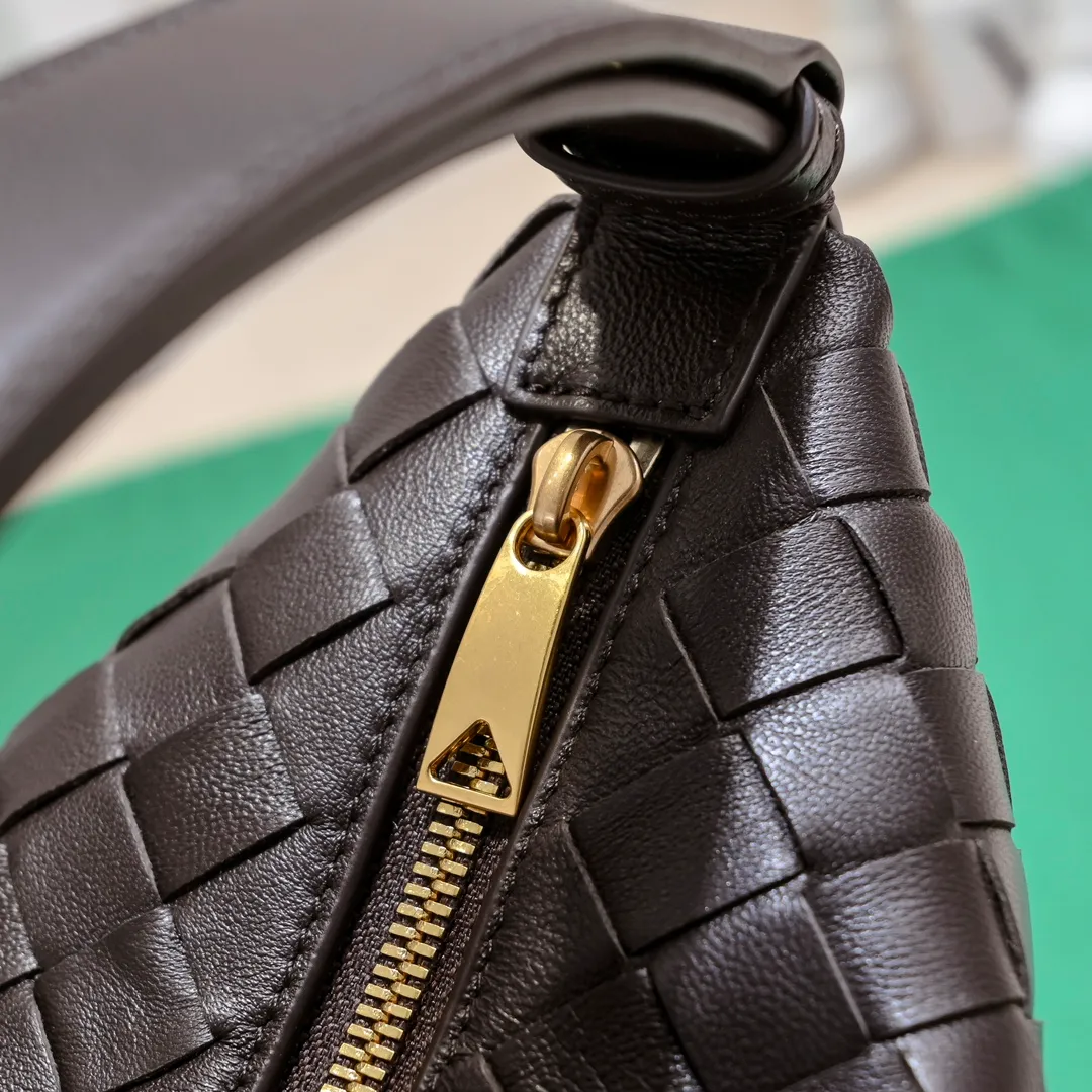 Batch 1280 It is predicted that BV Bottega's lunch bag will be popular again this year🔥. It is very soft and lightweight. It also uses the intrecciato weaving process that the two founders spent several months developing from the beginning of the brand. It is completely hand-woven by Italian craftsmen and perfectly reflects the craftsmanship of Bottega. The entire bag shape is also a very practical and popular lunch box bag shape. The slightly curved arc of the bag mouth can also better fit our wrists. Style number: 7748-1 Size: 17*13.5*5cm